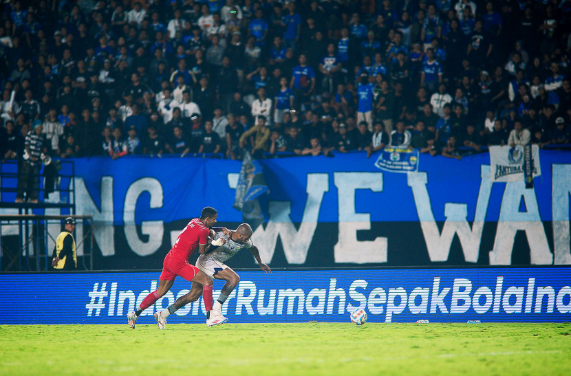 9000-an penonton memadati laga kedua Grup A Piala Presiden 2024 antara Borneo FC melawan Persib Bandung di Stadion Si Jalak Harupat, Bandung, Senin (22/7/2024). FOTO: YOGI ARDHI/REPUBLIKA NETWORK) Nikon D3, Nikkor 300/2.8 ED MF