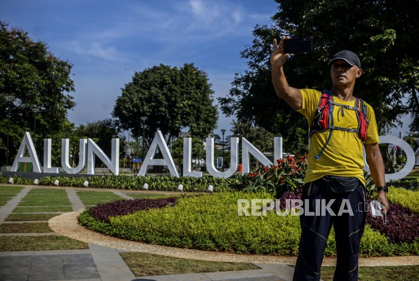 Seorang warga berswafoto saat peresmian Alun-alun Kota Bogor, Jawa Barat, Jumat (17/12). Alun-alun Kota Bogor seluas 1,7 hektare yang dibangun di bekas lahan Taman Ade Irma Suryani atau Taman Topi dengan fasilitas berupa jogging track, wahana permainan anak, alat fitness, plaza terbuka serta diorama perjuangan tersebut telah diresmikan dan dibuka untuk umum. Republika/Putra M. Akbar