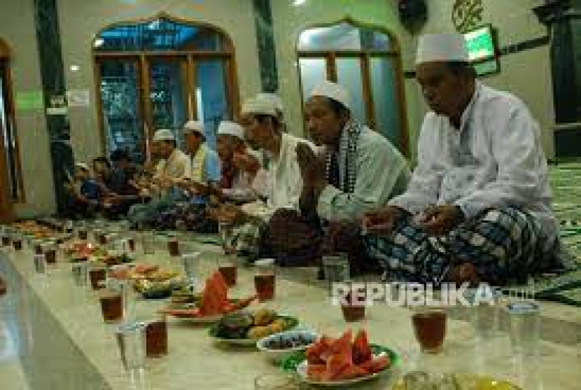 Keterangan: Jamaah masjid menunggu waktu berbuka puasa