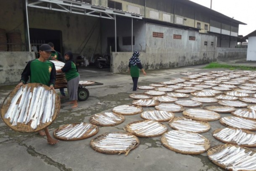 Sejumlah pekerja menjemur kulit ikan yang akan dijadikan kerupuk di sentra industri kerupuk Desa Kenanga, Kecamatan Sindang, Kabupaten Indramayu, Rabu (13/4/2022).  (Republika/Lilis Sri Handayani)