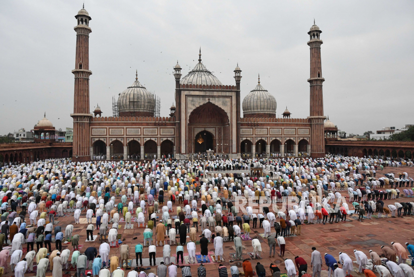 Umat Muslim India sholat berjamaah. Kaum Muslimin yang mengikuti Mahzab Hanafi tidak mengeraskan lafal 