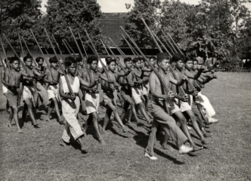 Anak-anak muda direkrut menjadi tentara Indonesia pada Desember 1947. (foto gahetna.nl)