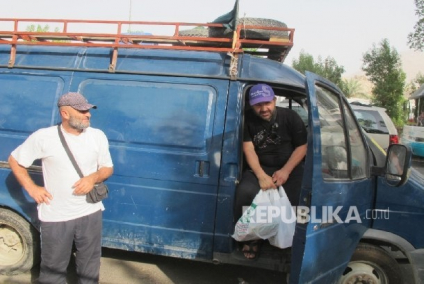 Sebagian rombongan jamaah haji asal Rusia yang ke Makkah dengan menggunakan mobil karavan tengah melepas lelah di Terminal Kudai, Makkah. Kolid berpakaian hitam-hitam.