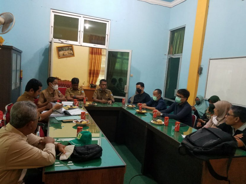 Tim PusPik Unand yang diketuai Benny Hidayat, PhD melakukan pertemuan dengan Kepala Dinas PUPR, John Edwar Pertemuan di Kantor Dinas PUPR Pasaman Barat, Senin (21/03/22).  Pertemuan antara lain membahas pembangunan kembali Masjid Raya Kajai yang rubuh karena gempa. 