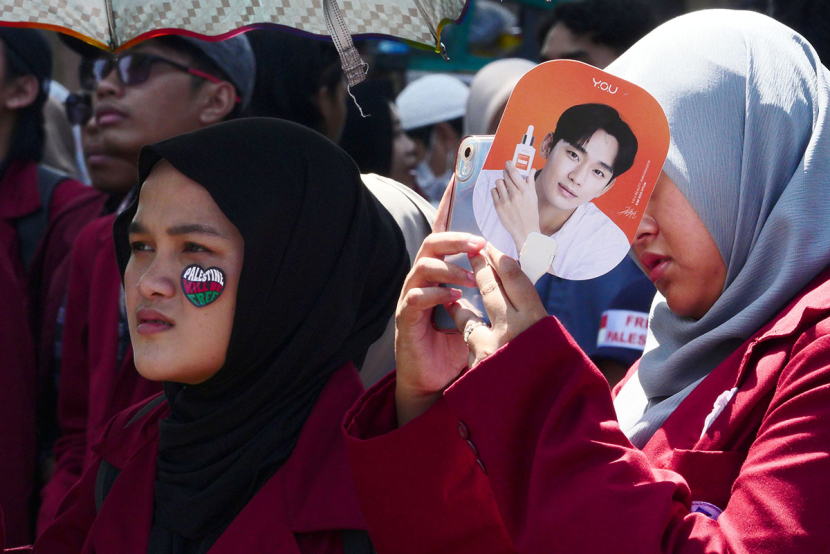 Mahasiswi Universitas Muhammadiyag Bandung mengenakan stiker bendera Palestina di sela aksi Bela Palestina di depan Gedung Sate Bandung, Selasa (7/5/2024).