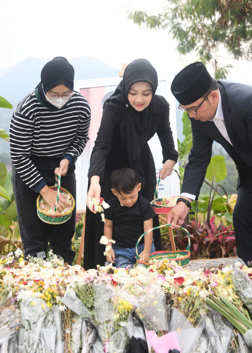 Keluarga Ridwan Kamil berziarah kubur