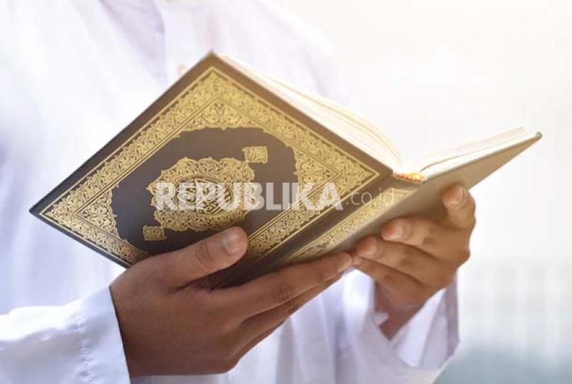 Membaca Surah Al-Kahfi di hari Jumat akan diterangi cahaya hingga Jumat pekan depannya. Foto: Republika.