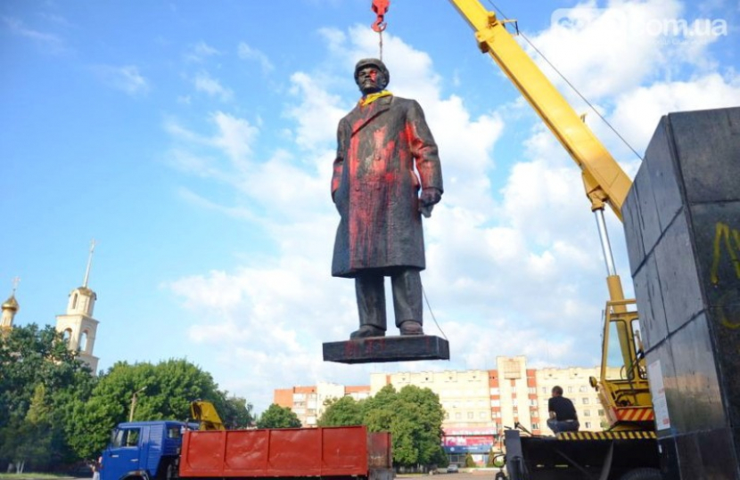 Pembongkaran monumen Lenin di Slavyansk  Donetsk Oblast, Ukraina.