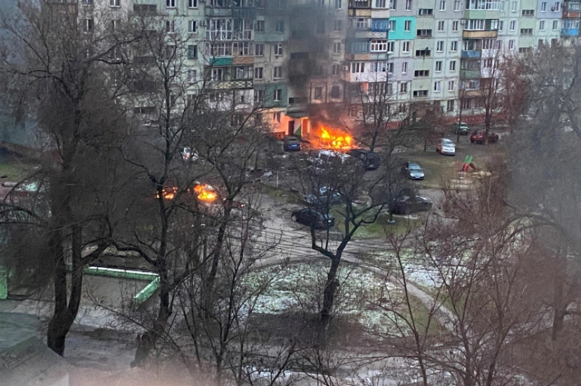 Api terlihat di Mariupol di daerah perumahan setelah penembakan di tengah invasi Rusia ke Ukraina [Twitter @AyBurlachenko via Reuters]