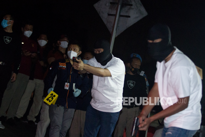 Sejumlah anggota tim penyidik Bareskrim Polri memperagakan adegan saat rekonstruksi kasus penembakan enam anggota laskar Front Pembela Islam (FPI) di Karawang, Jawa Barat, Senin (14/12/2020) dini hari. (Republika)