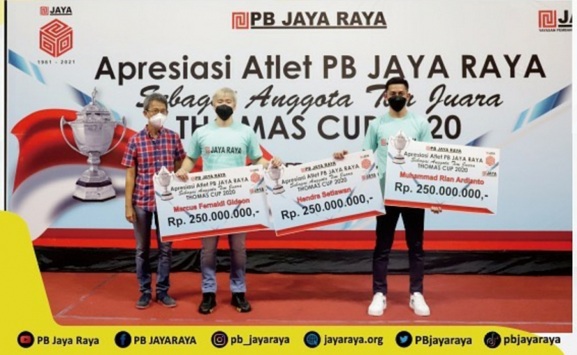 Pemain ganda putra Indonesia, Marcus Fernaldi Gideon (kiri) dan Muhammad Rian Ardianto (kanan) menerima bonus dari PB Jaya Raya (sumber: PB Jaya Raya)