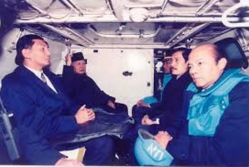 Presiden Soeharto saat terbang ke Sarajevo dari Kroasia setelah bertemu Presiden Franjo Tudjman, di Zagreb pada 1995. Paling kiri adalah Letjen (Purn) TNI Sjafrie Sjamsoeddin. Ngeyel, Soeharto Ogah Pakai Rompi Antipeluru Saat Kunjungi Bosnia pada 1995. Sumber: Dok. Republika