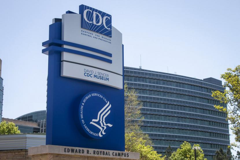 Sebuah tanda di pintu masuk ke Pusat Pengendalian dan Pencegahan Penyakit AS (CDC), Atlanta, Amerika Serikat, Selasa (19/4/2022). (AP Photo/Ron Harris/Republika.co.id)