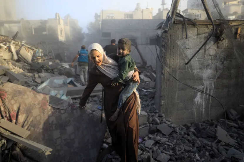 Orang-orang mengungsi setelah serangan udara Israel di kamp pengungsi al-Maghazi di Gaza tengah [File: Yasser Qudih/AFP]