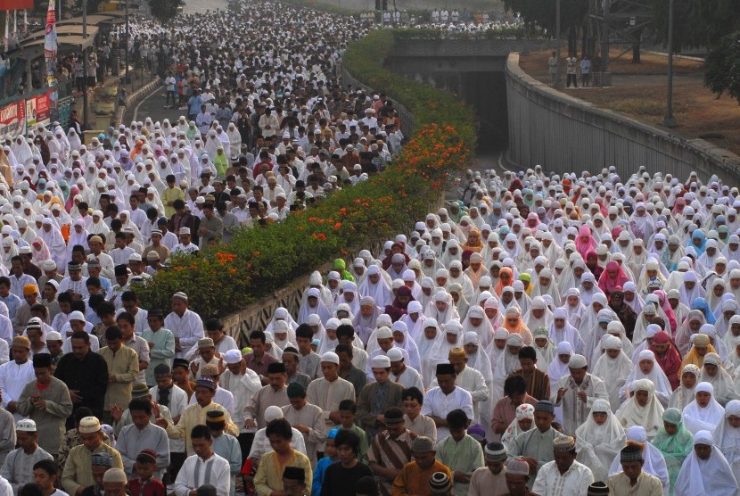 Ilustrasi shalat Idul Fitri di tanah lapang (dok. republika)