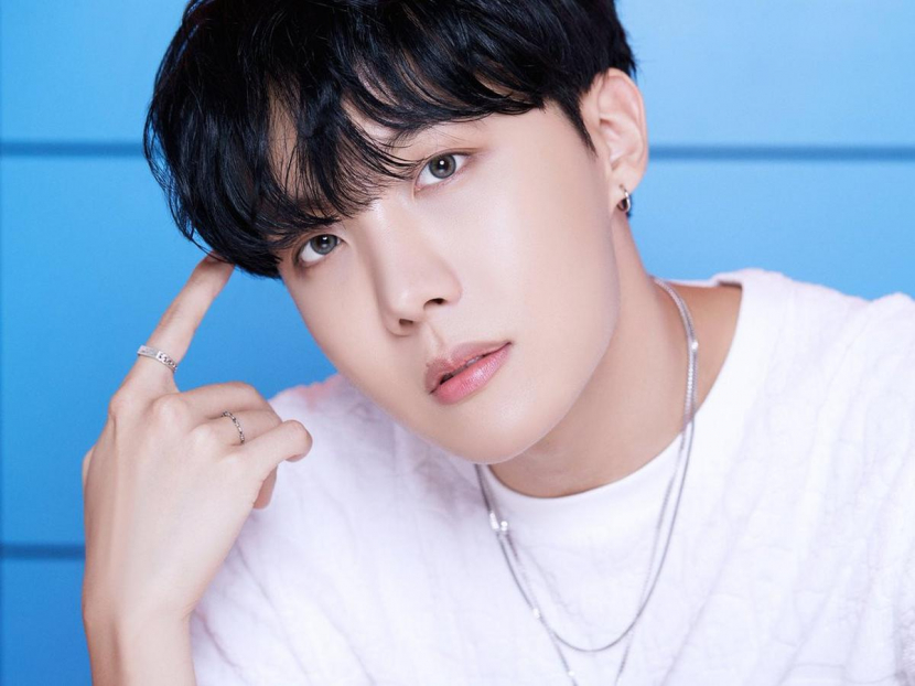 J-Hope BTS. Anggota BTS, J-Hope memproklamirkan diri sebagai pecinta Nasi Padang. Ia bahkan rela menahan rasa pedas demi merasakan nikmatnya Nasi Padang lauk rendang.