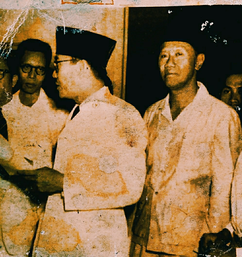 Foto tahun 1951: Dari kiri ke kanan, Dr J.Leimnea, Ir Soekarno, dan Dr Sukiman.
