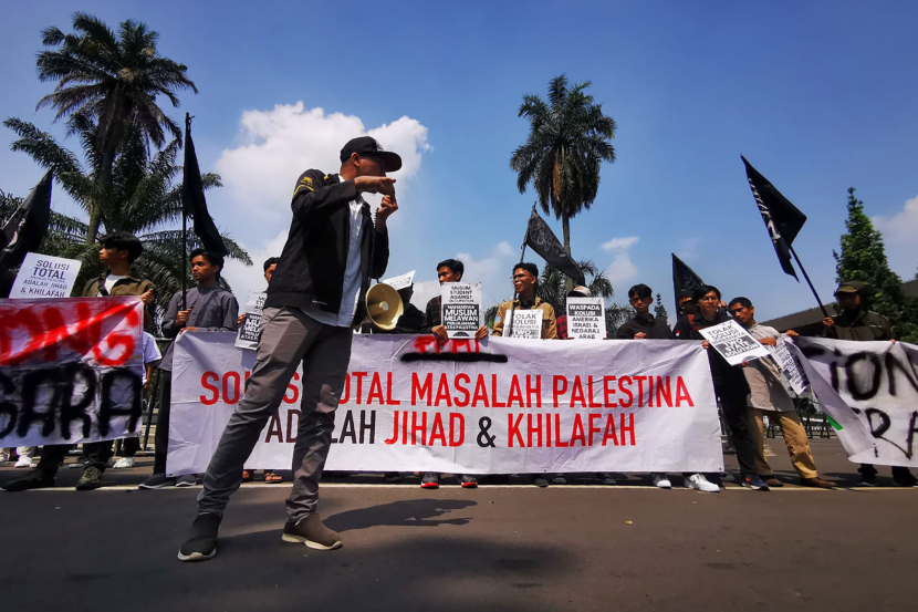 Forum Pemuda dan Mahasiswa Islam Jawa Barat (FPMI Jabar) menggelar aksi unjuk rasa di depan Gedung Sate, Jalan Diponegoro, Kota Bandung, Jawa Barat, pada Jumat (17/5/2024).
