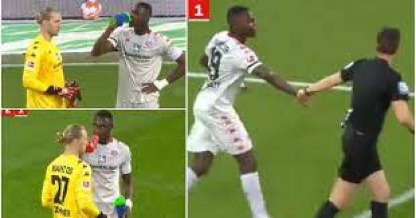 Moussa Niakhate, pemain muslim Mainz 05 berkebangsaan Prancis, untuk iftar karena sudah masuk waktu maghrib. Niakhate membatalkan puasa dengan meminum air botol yang disorongkan kiper Robin Zentner.