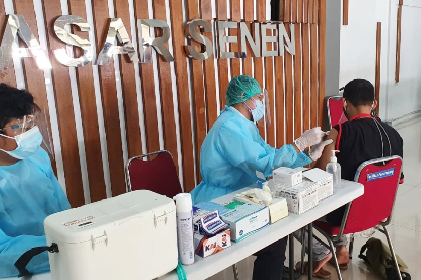 Pelaksanaan vaksinasi untuk mencegah penularan Covid-19 di Stasiun Pasar Senen tahun lalu. (Foto: Humas PT KAI)