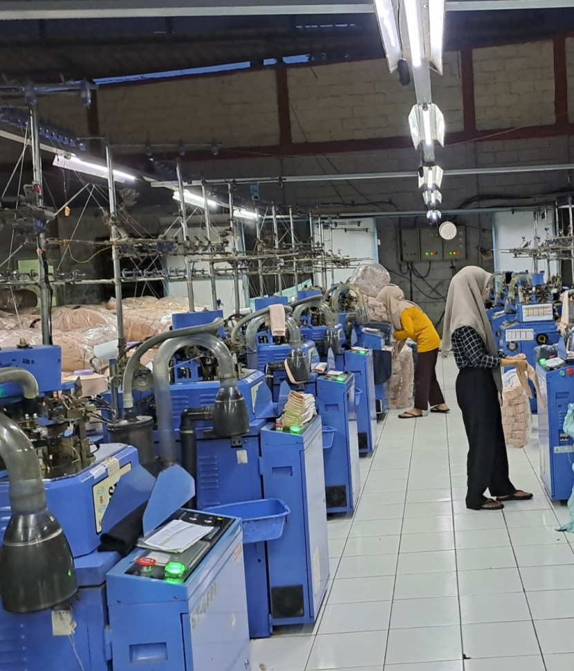 Ilustrasi pekerja padat karya di pabrik kaos kaki