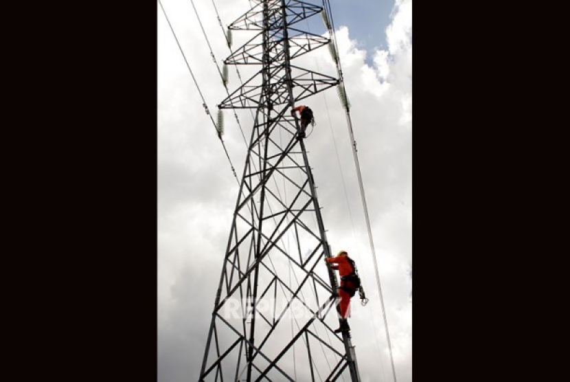 Pekerja PT PLN (Persero) menuruni tower usai melakukan merawat jaringan listrik. (Ilustrasi) (Dok. Republika/Antara)