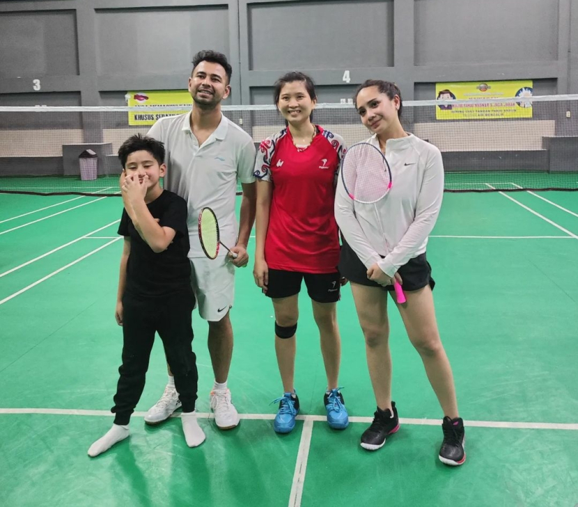 Pasangan artis, Raffi Ahmad dan Nagita Slavina sedang berlatih menjadi ganda campuran dengan mantan atlet Debby Susanto.