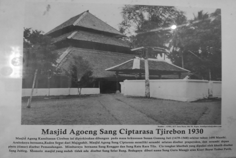 Masjid Sang Cipta Rasa. Masjid ini dibangun pada 1498 Masehi oleh Wali Sanga atas prakarsa Sunan Gunung Jati pada tahun 1480. 