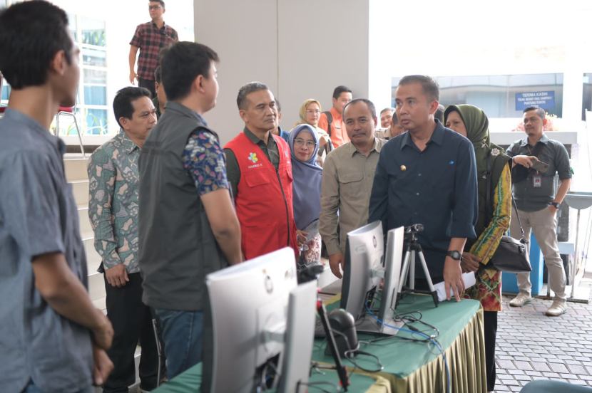 Penjabat Gubernur Jawa Barat Bey Machmudin meninjau pelaksanaan Seleksi CASN Pegawai Pemerintah dengan Perjanjian Kerja (PPPK) untuk tenaga kesehatan