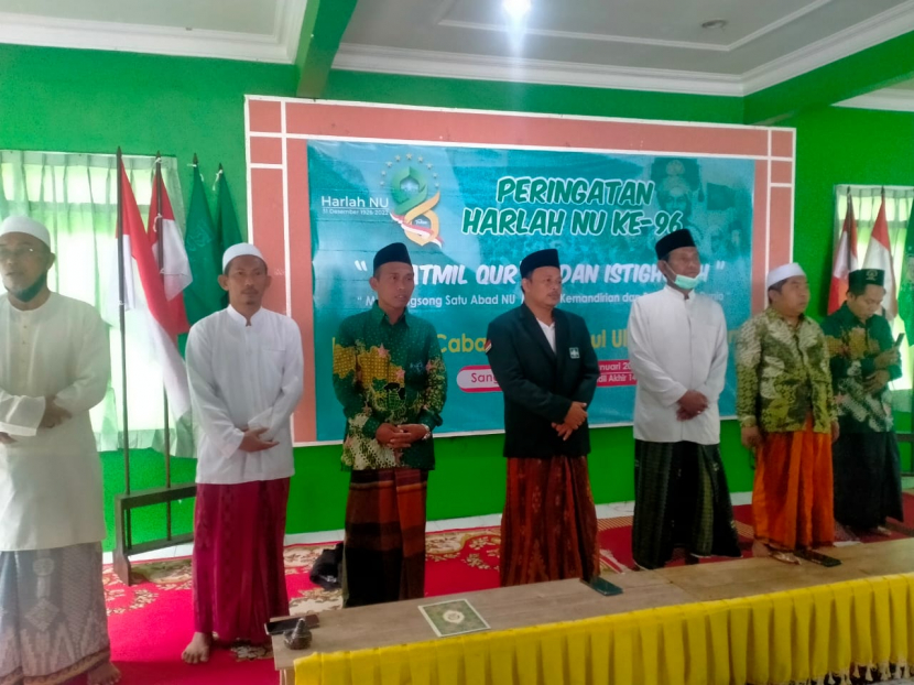Ketua PCNU Bawean, Kiai Fauzi Rauf (Tengah)