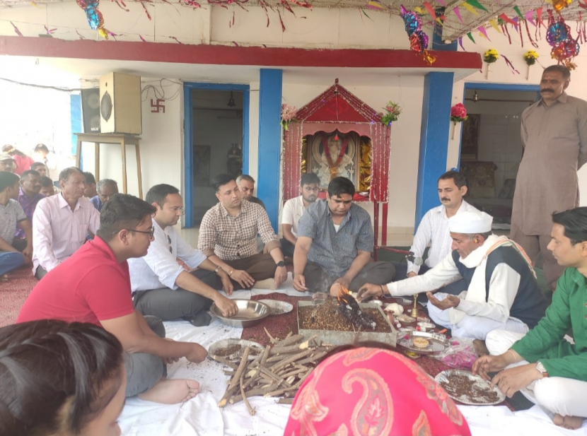 Upacara Keagamaan Hindu, Havan, yang  sedang dilakukan di Champawat. 