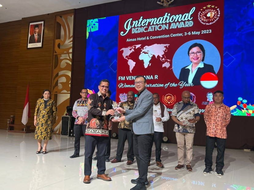 Direktur Consumer Service sekaligus Plt Direktur Enterprise & Business Services Telkom Indonesia, FM Venusiana R, menerima penghargaan International Dedication Award 2023 dalam Festival pesona Tanah Papua. (foto: ist/telkom)