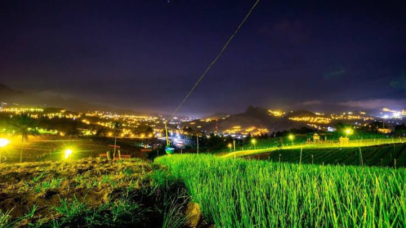 Electrifying agriculture dengan menggunakan lampu pada malam hari untuk meminimalisir hama yang dapat menghambat pertumbuhan tanaman sekaligus menjadi matahari buatan untuk mempercepat pertumbuhan tanaman pada kebun petani bawang di Kabupaten Enrekang, Sulawesi Selatan. (Dok. Matapantura.republika.co.id)