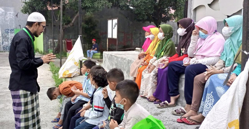 Anak-anak santri Pondok Al-Quran Rumah Berkah sedang menyimak penjelasan dari gurunya di sela-sela pelajaran luar ruang (out door). (Dok. Rumah Berkah)