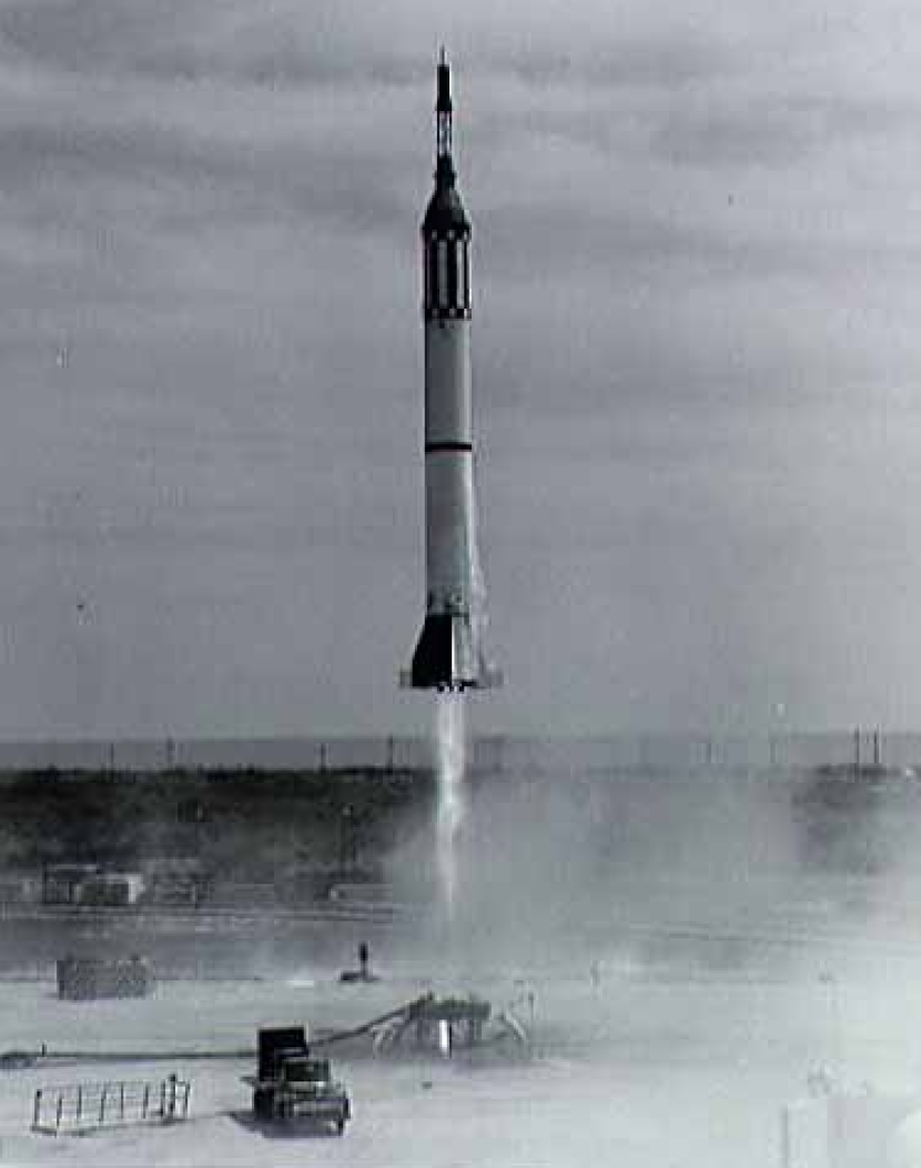 Uji penerbangan roket Mercury Redstone Booster Development NASA diluncurkan dari Cape Canaveral, Florida pada 24 Maret 1961. Gambar: NASA