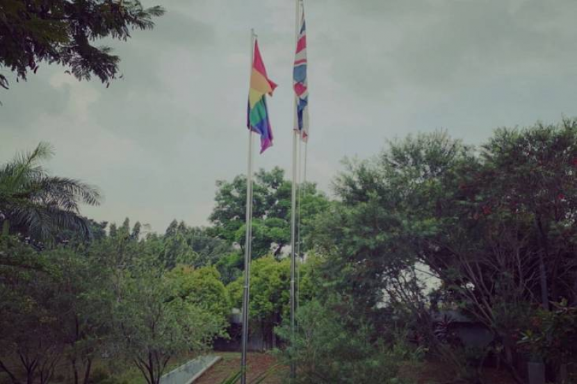 Kedutaan Besar Inggris untuk Indonesia mengibarkan bendera pelangi milik LGBT pada hari Anti-Homofobia, Rabu (18/5/2022). Foto: Instagram