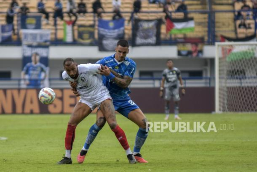 Bek Persib Bandung Alberto Rodriguez Martin (kanan) berebut bola dengan pemain Arema FC. (Dok. Republika) 