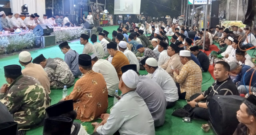 Kegiatan Halal Bihalal Jam’iyah Rotibul Kubro “Merawat Silaturahmi Menjaga Negeri” yang diselenggarakan oleh Kanzus Sholawat Habib Lutfi dihadiri oleh 500-an warga di Kota Pekalongan. Jawa Tengah, 7 Mei 2024. (Foto: istimewa) 