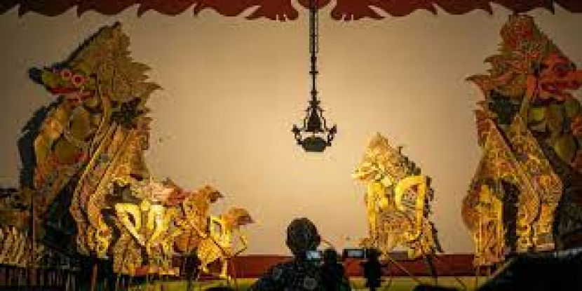 Pertunjukan wayang.