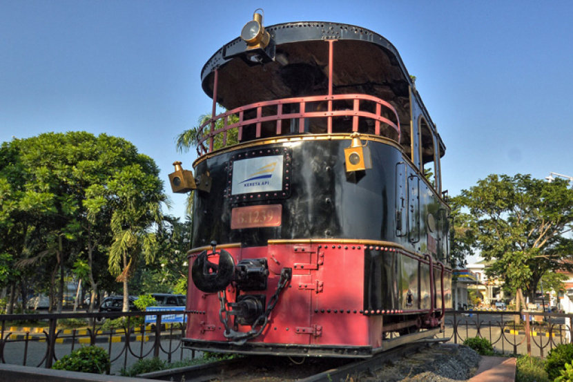 Lokomotif B12 yang dipajang di Stasiun Surabaya Pasar Turi sebagai warisan kereta api Indonesia. (Foto: situs remis PT KAI, heritage.kai.id)
