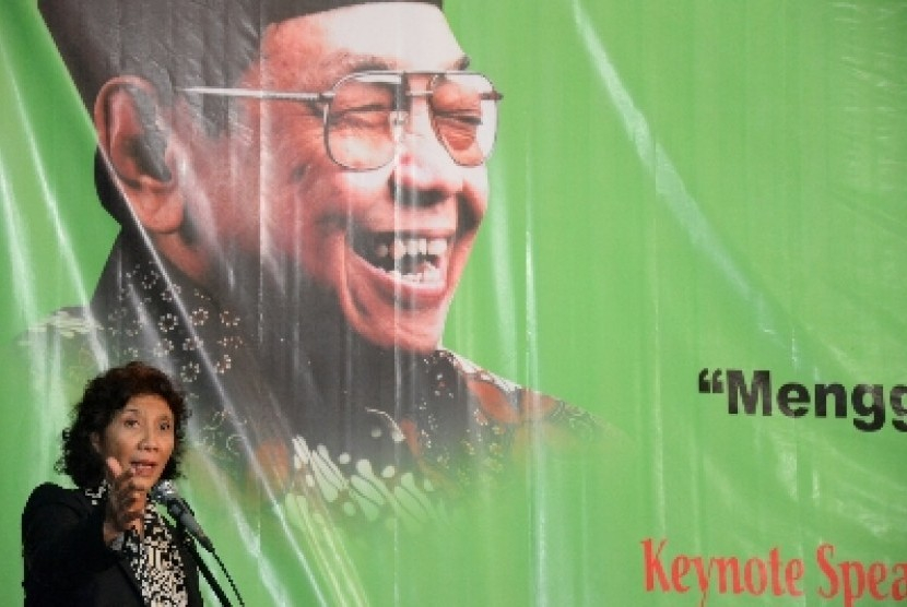 Susi Pudjiastuti dan Gus Dur. Mantan menteri Perikanan dan Kelautan Susi Pudjiastuti mengusulkan Kemendag dibubarkan menyusul kelangkaan minyak goreng. 