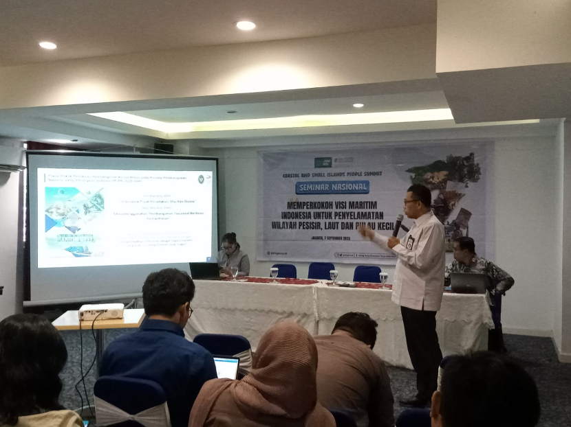 Asisten Deputi Pengelolaan Ruang Laut dan Pesisir Kemenko Marinves Rasman Manafi sedang berbicara di Seminar Nasional Memperkokoh Visi Maritim Indonesia untuk Penyelamatan Wilayah Pesisir, Laut, dan Pulau Kecil yang diadakan oleh Jaring Nusa. Ia mengungkap data penduduk daerah pesisir relatif lebih miskin dibandingkan dengan penduduk nonpesisir.