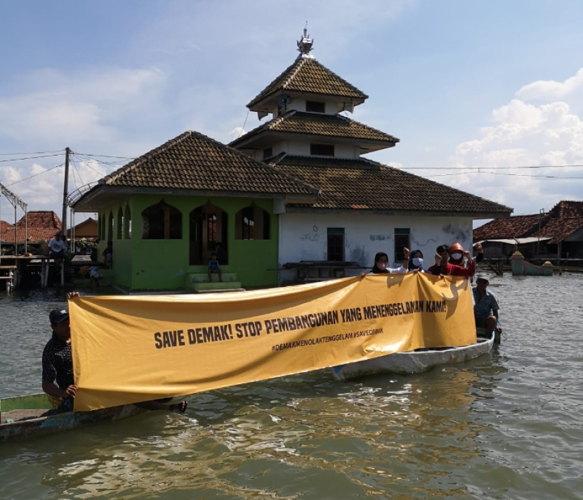 Masyarakat pesisir Morodemak, di Kabupaten Demak, Jawa Tengah, tak ingin desanya tenggelam. Karenanya, mereka menolak rencana penambangan pasir laut (foto: dokumentasi ppni) 