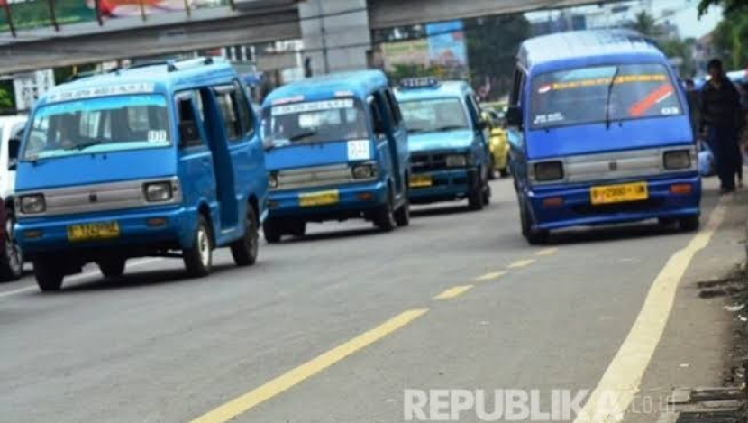 Angkot di Kota Depok.