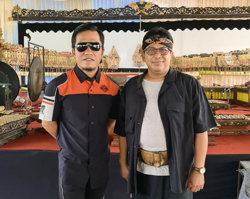 Gus Miftah (kiri) dan Dalang Ki Warseno (Kanan) menjadi sasaran kemarahan warganet pascapementasan wayang kulit di Ponpes Ora Aji. Keduanya dinilai kurang pantas menampilkan wayang bergambar Ustadz Khalid Basalamah di dalam pementasan. Foto: IST.