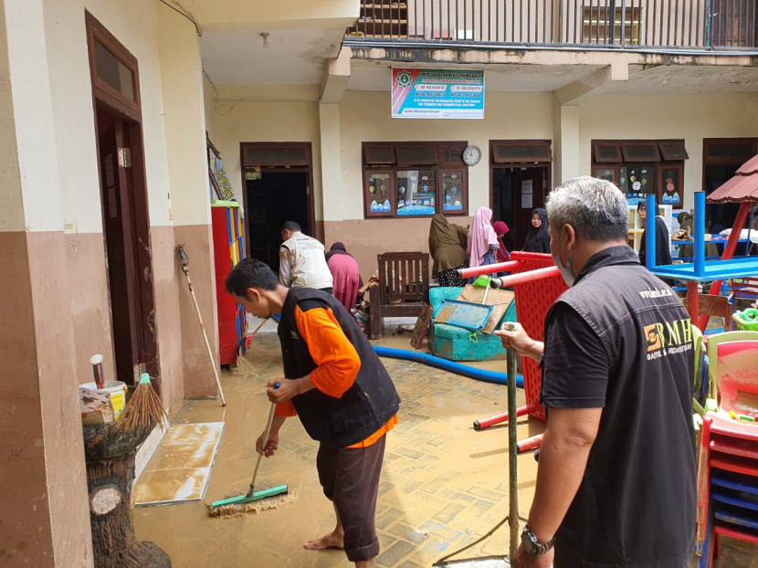 Relawan BMH melaksanakan tugas bersih-bersih lingkungan di wilayah Trenggalek, Jawa Timur, yang beberapa hari lalu diterjang banjir. (Foto: Dok BMH)