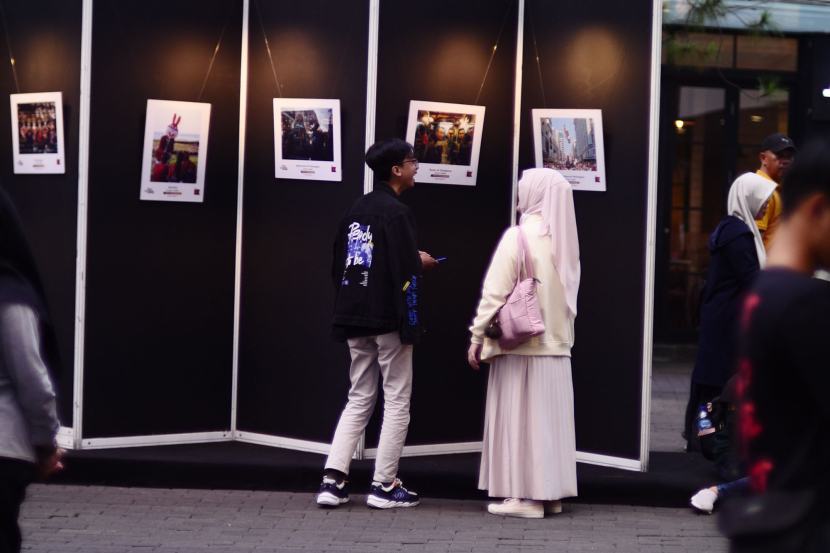 Pengunjung memperhatikan foto-foto pemenang SFI 2024 yang dipamerkan pada acara Salon Foto Indonesia 2024 yang digelar Perhimpunan Amatir Foto Bandung di Cihampelas Walk Bandung, Jumat (12/7/2024).