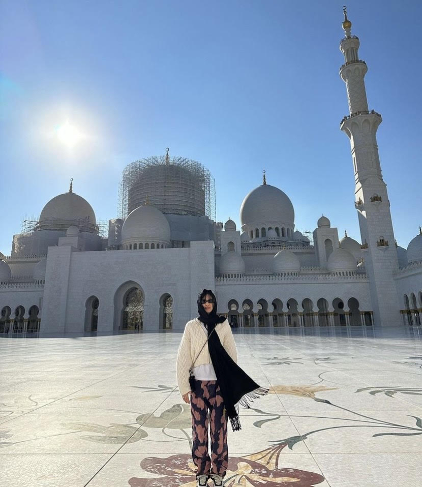 Jennie memakai hijab saat mengunjungi masjid di Abu Dhabi. Foto: IG Jennie