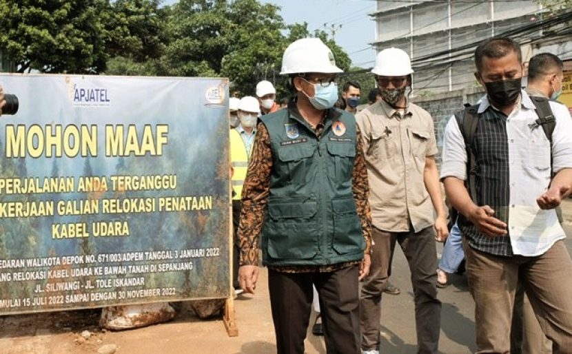 Wakil Wali Kota Depok Imam Budi Hartono meninjau langsung pekerjaan relokasi kabel udara di sepanjang Siliwangi-Tole Iskandar (Simpangan), Kamis (21/07/2022). (Foto : Diskominfo Kota Depok).