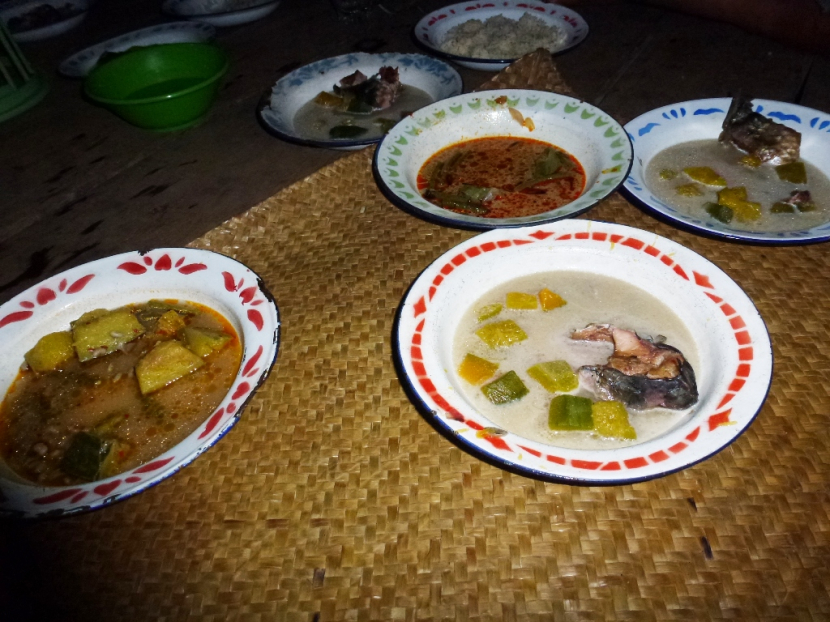 Ikan gabus dan labu menjadi bahan sayur bagi masyarakat adat Dayak Meratus di Kalimantan Selatan. Untuk acara-acara tertentu mereka akan memasak ayam (foto: priyantono oemar).